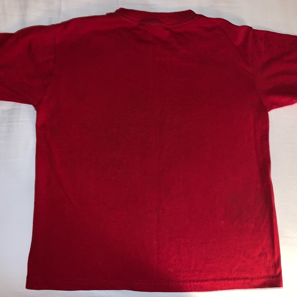 red t-shirt - Picture 3 of 3